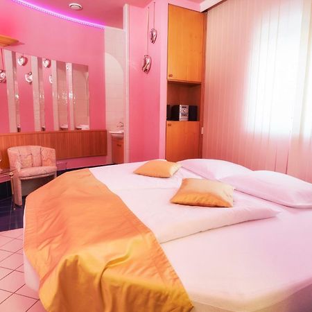 Hotel Eroplan Rožnov pod Radhoštěm Eksteriør billede