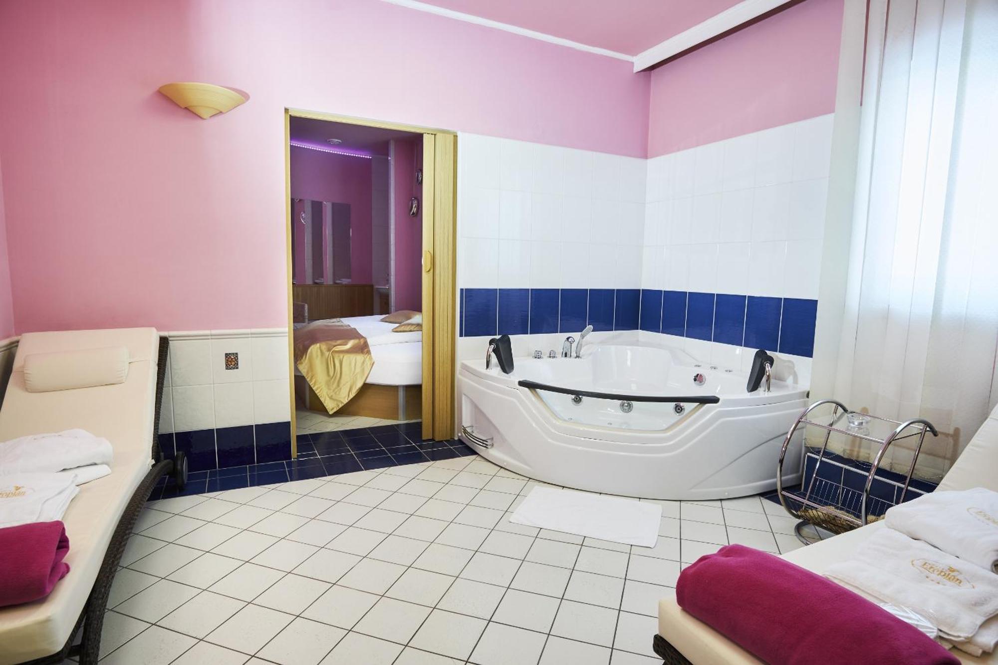 Hotel Eroplan Rožnov pod Radhoštěm Eksteriør billede