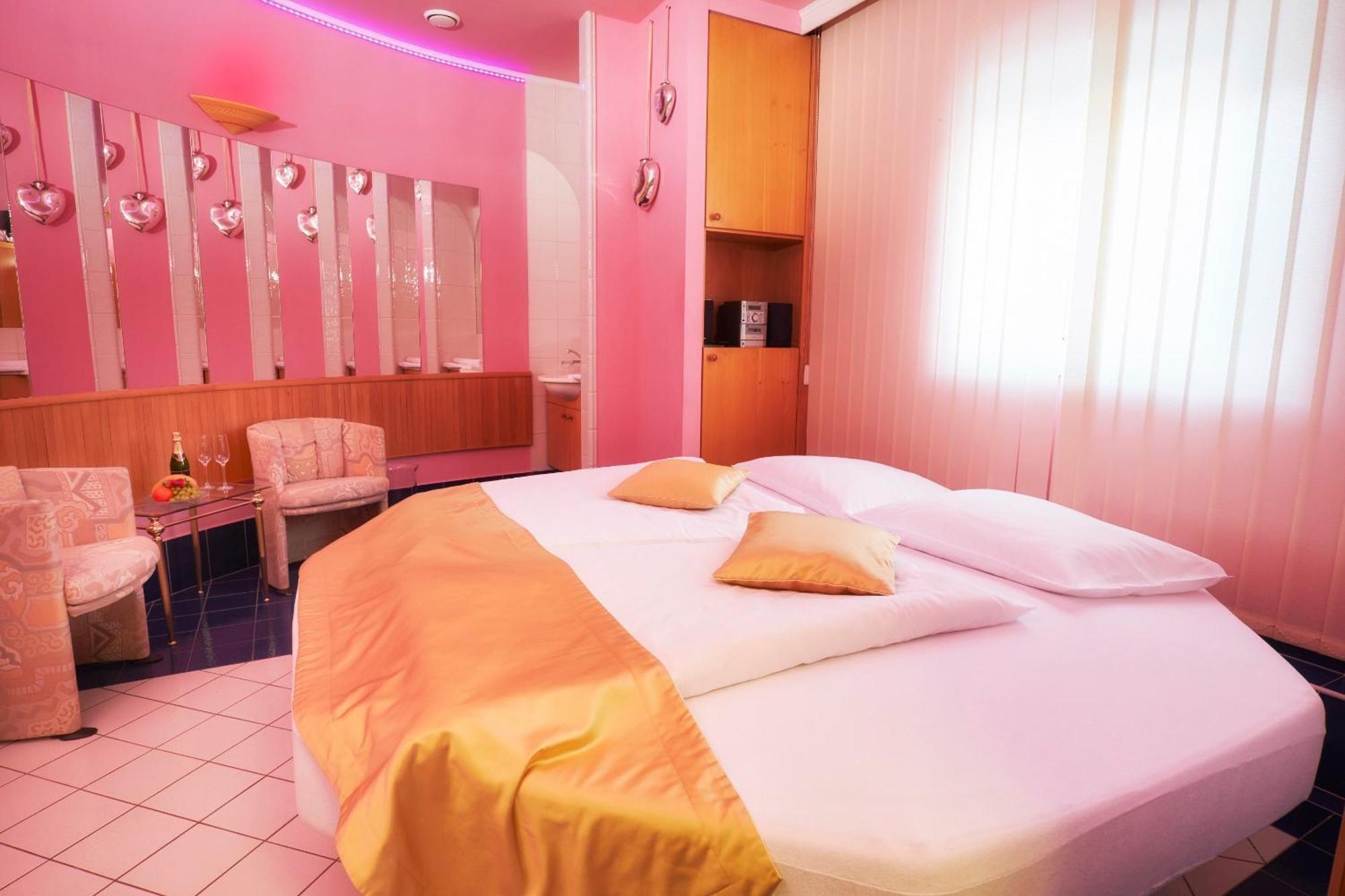 Hotel Eroplan Rožnov pod Radhoštěm Eksteriør billede