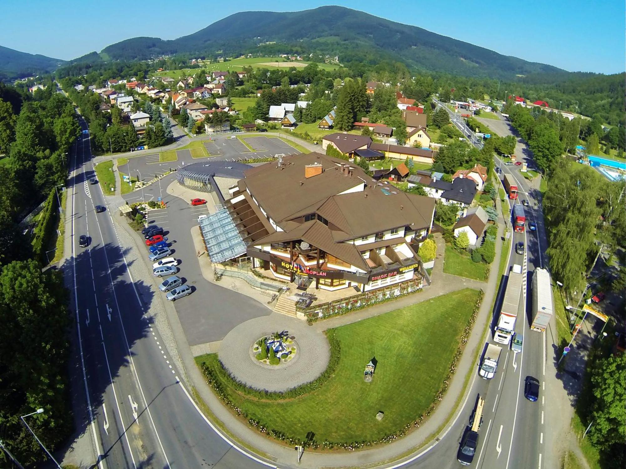Hotel Eroplan Rožnov pod Radhoštěm Eksteriør billede